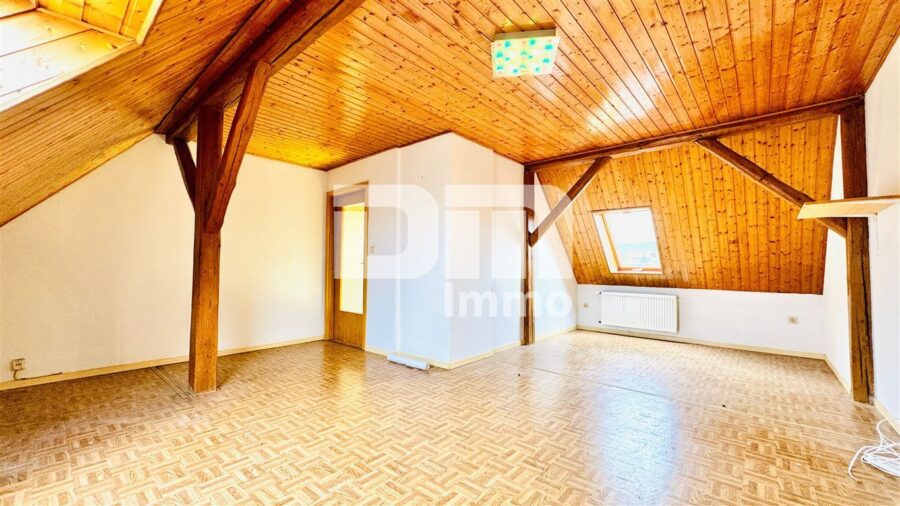 Einzigartiges Immobilien-Ensemble: Zwei Wohnhäuser MFH + EFH mit Halle auf ca. 5.300 m² Grundstück - Haus 2 DG Wohnzimmer